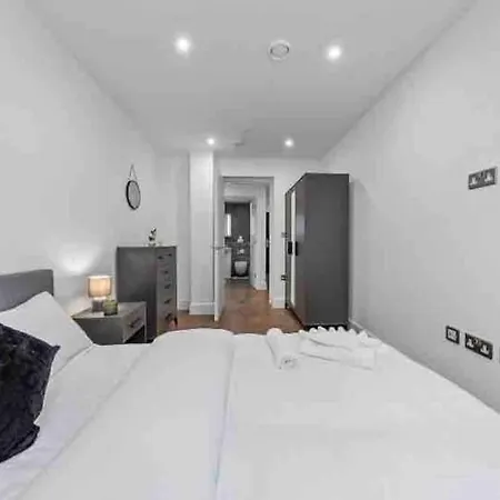 Apartment Cozy Flat Near Eye/ Victoria / Vauxhall *