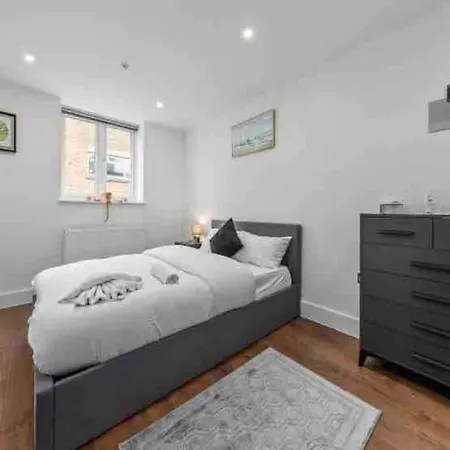 Cozy Flat Near Eye/ Victoria / Vauxhall Apartment *