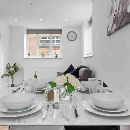 Cozy Flat Near Eye/ Victoria / Vauxhall Apartment