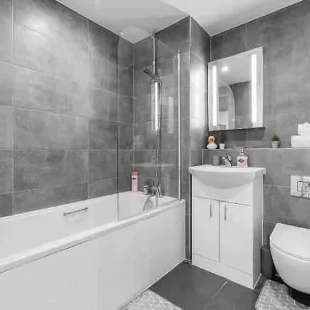 Cozy Flat Near Eye/ Victoria / Vauxhall Apartment