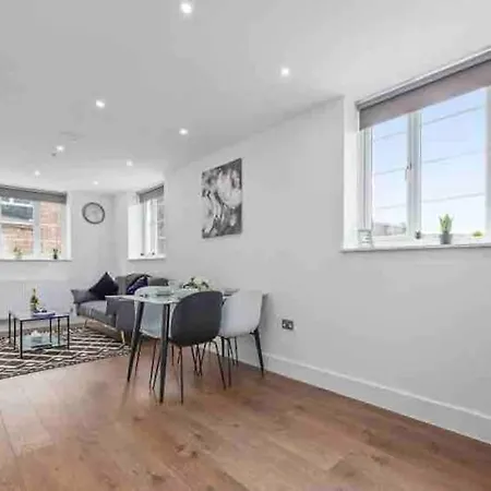 Cozy Flat Near Eye/ Victoria / Vauxhall Apartment London