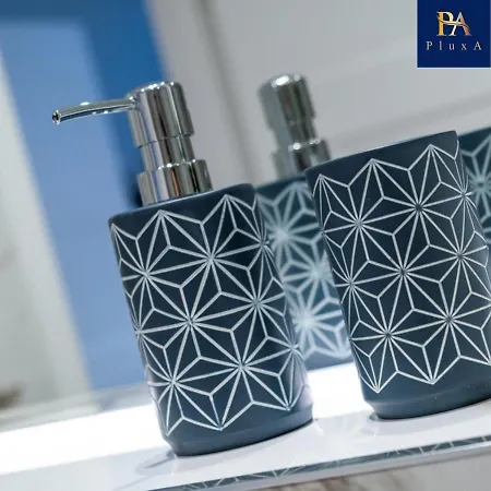 Pluxa Larimar - Spacious With Private Entrance, Workspace & Wi-fi Apartment