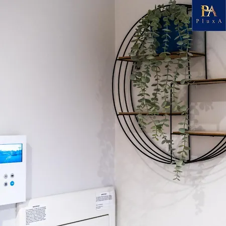 Pluxa Larimar - Spacious With Private Entrance, Workspace & Wi-fi