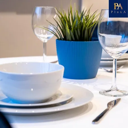 Apartment Pluxa Larimar - Spacious With Private Entrance, Workspace & Wi-fi Harrow