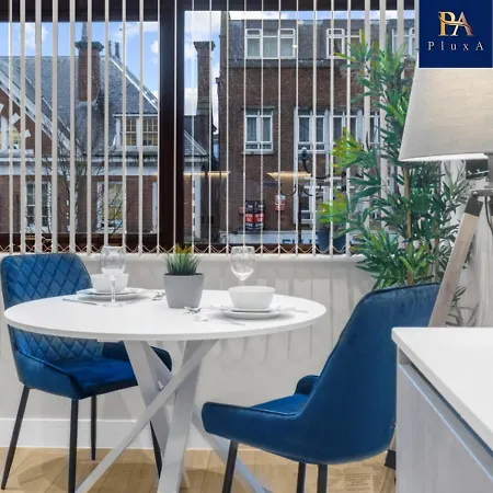 Pluxa Larimar - Spacious With Private Entrance, Workspace & Wi-fi *