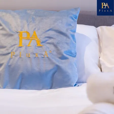 Pluxa Larimar - Spacious With Private Entrance, Workspace & Wi-fi * Harrow