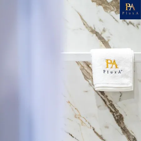 Pluxa Larimar - Spacious With Private Entrance, Workspace & Wi-fi Apartment