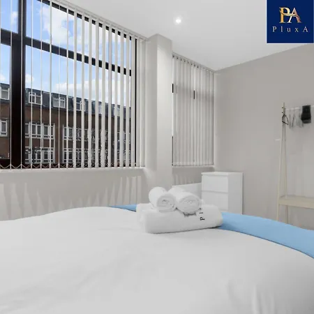 Pluxa Larimar - Spacious With Private Entrance, Workspace & Wi-fi *