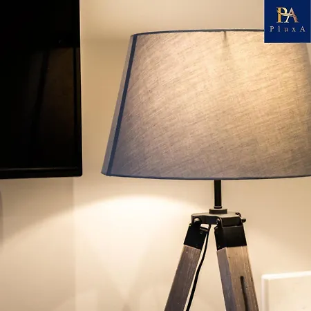 Pluxa Larimar - Spacious With Private Entrance, Workspace & Wi-fi Apartment Harrow