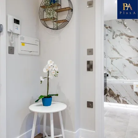 Pluxa Larimar - Spacious With Private Entrance, Workspace & Wi-fi *