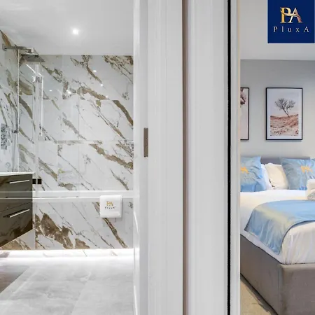 Apartment Pluxa Larimar - Spacious With Private Entrance, Workspace & Wi-fi Harrow