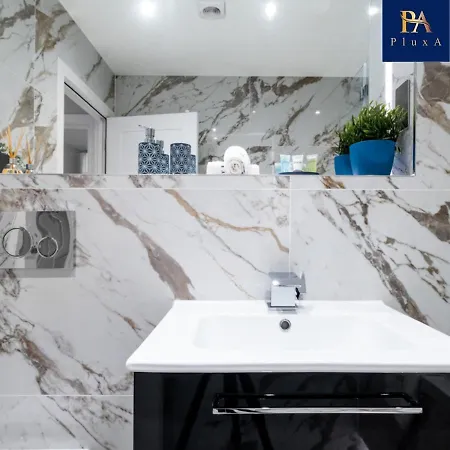 Pluxa Larimar - Spacious With Private Entrance, Workspace & Wi-fi Apartment *