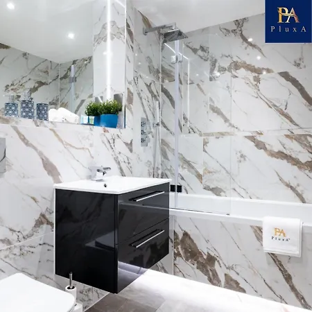 Pluxa Larimar - Spacious With Private Entrance, Workspace & Wi-fi * Harrow