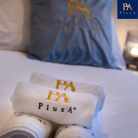 Pluxa Larimar - Spacious With Private Entrance, Workspace & Wi-fi Apartment Harrow