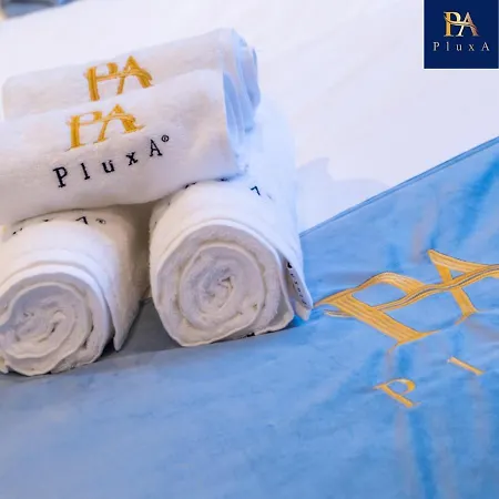 Pluxa Larimar - Spacious With Private Entrance, Workspace & Wi-fi Apartment