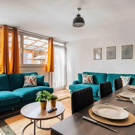 Holiday home Contractor Base With Pool Table London