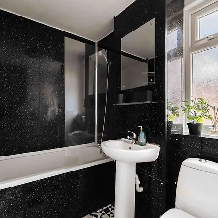 Contractor Base With Pool Table Ferienhaus London