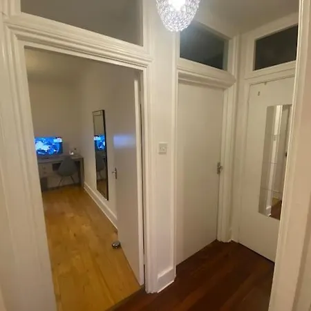 2 Bedroom Flat In Camberwell - Location With Excellent Connections To Tourist Attractions And Main Airports Appartement Londen