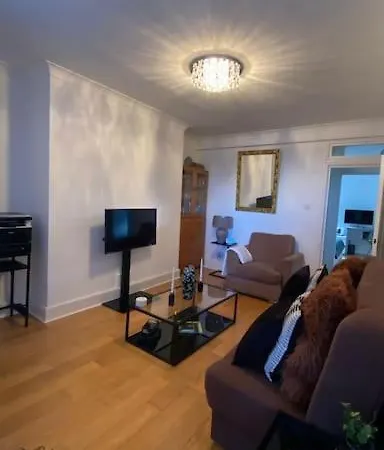 Apartment Camberwell Central: 2-bedroom Flat With Excellent Connections