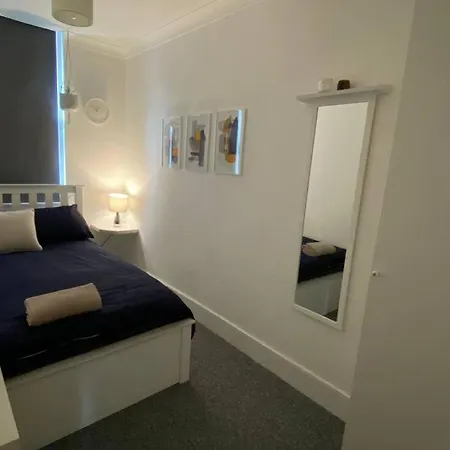 Camberwell Central: 2-bedroom Flat With Excellent Connections