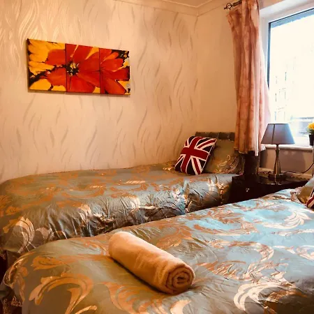 Cheerful 4 Bedroom House With Garden Free Parking Holiday home London