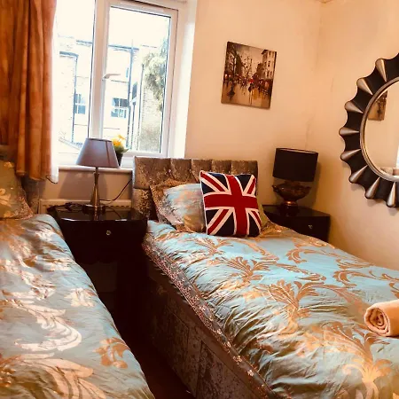 Cheerful 4 Bedroom House With Garden Free Parking Holiday home London