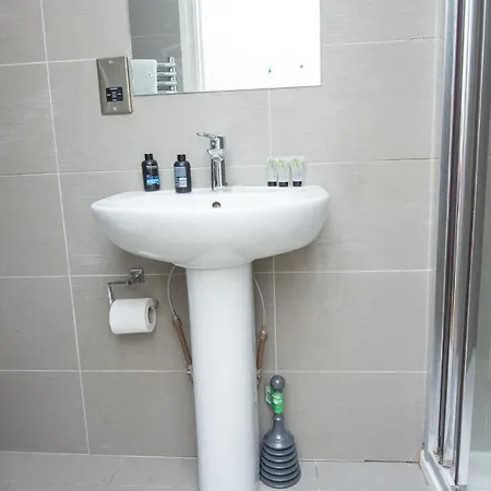 Evergreen Apartments-flat 5, *