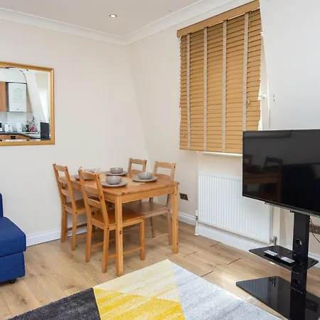 Evergreen Apartments-flat 5, * London