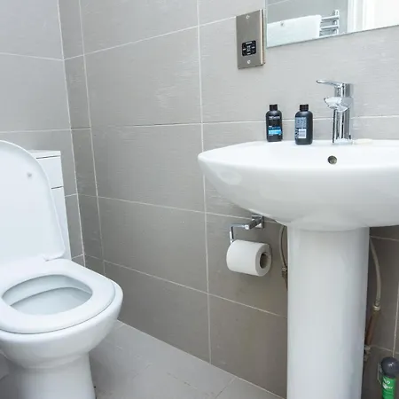 Evergreen Apartments-flat 5, Apartment London