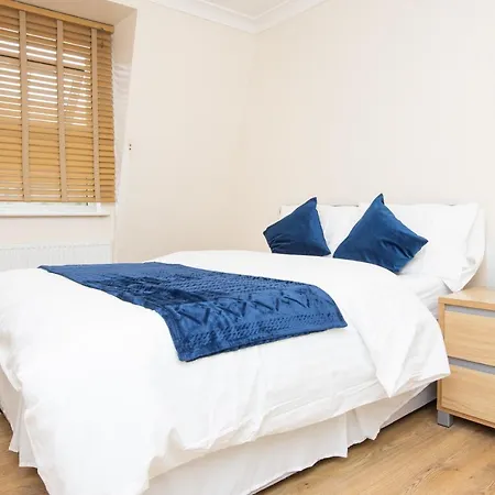 Evergreen Apartments-flat 5, * London