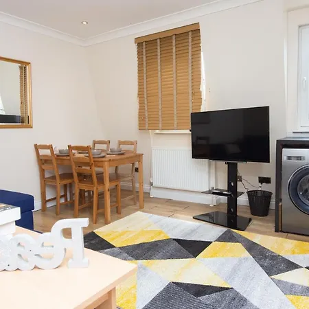 Evergreen Apartments-flat 5,