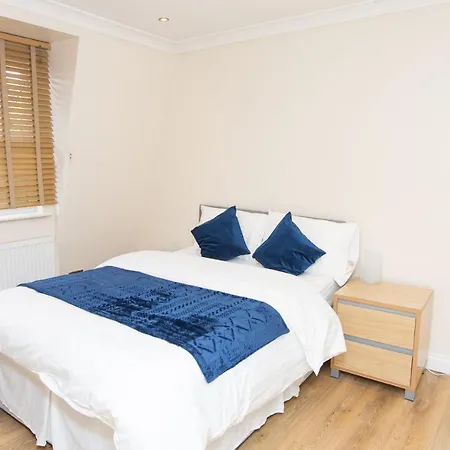 Evergreen Apartments-flat 5, London