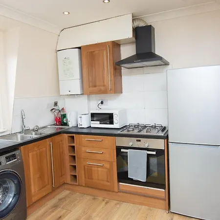 Evergreen Apartments-flat 5,