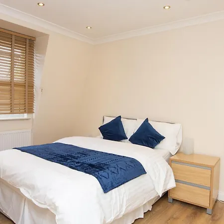 Evergreen Apartments-flat 5, * London