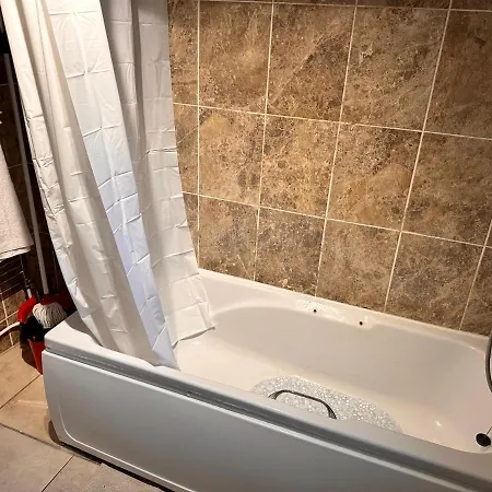 A Beautiful One Bedroom Within The Heart Of London..fully Furnished Close To Social Amenities.. Apartment London