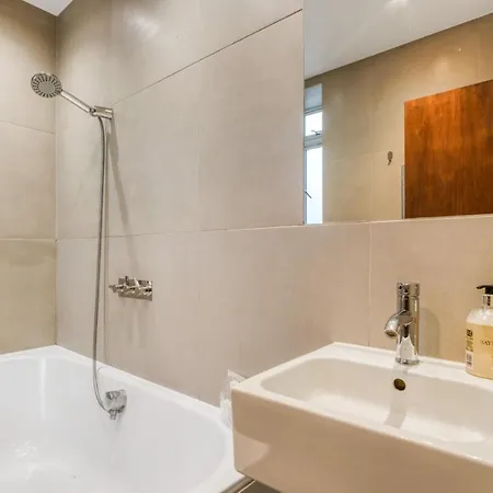 Modern 2 Bedrooms 2bathrooms Behind Nobu *