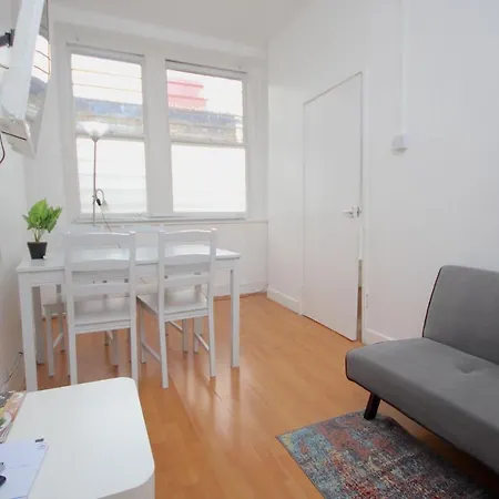 Great Flat Located In Trendy Soho