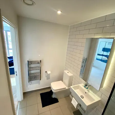 Md : Stunning 2 Bedroom 2 Bath - Royal Docks Apartment *