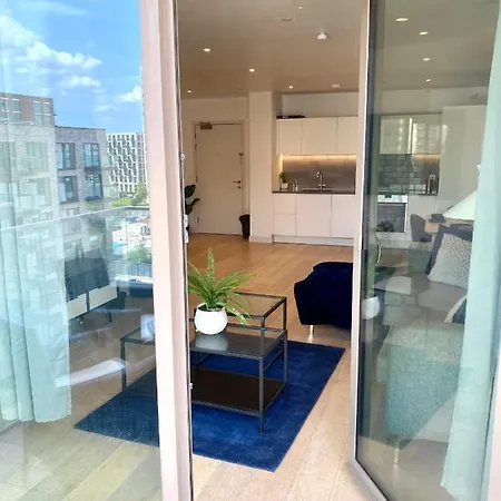 Md : Stunning 2 Bedroom 2 Bath - Royal Docks Apartment *