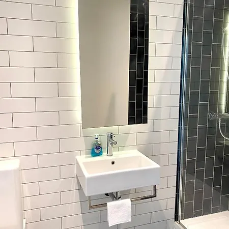 Md : Stunning 2 Bedroom 2 Bath - Royal Docks Apartment *