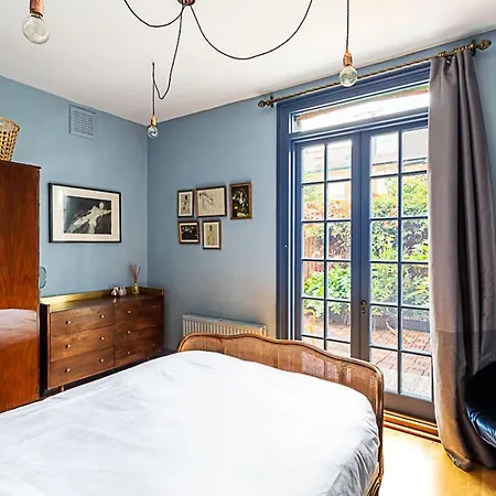 Charming Acton Dollhouse Apartment *