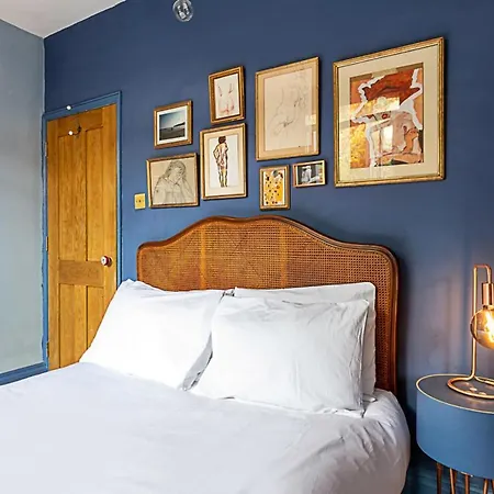 Charming Acton Dollhouse Apartment *