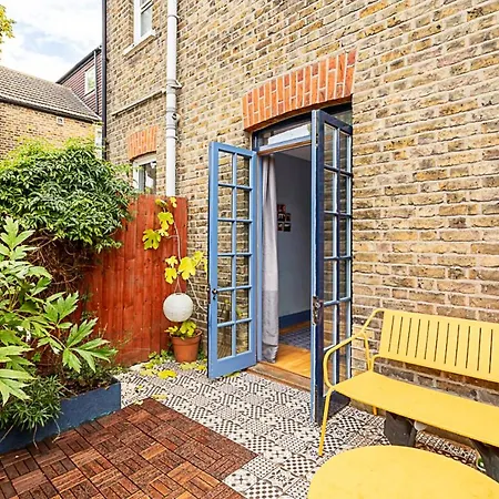 Charming Acton Dollhouse Apartment *