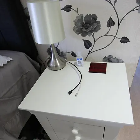 Private With Common Kitchen, Bathroom, Garden And Lounge In Surrey Purley