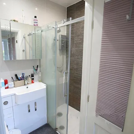Private With Common Kitchen, Bathroom, Garden And Lounge In Surrey Homestay *