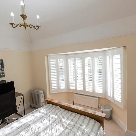 Private With Common Kitchen, Bathroom, Garden And Lounge In Surrey * Purley