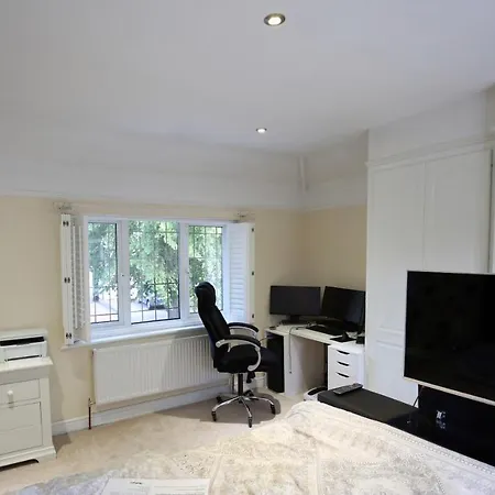 Accommodatie bij particulieren Private With Common Kitchen, Bathroom, Garden And Lounge In Surrey