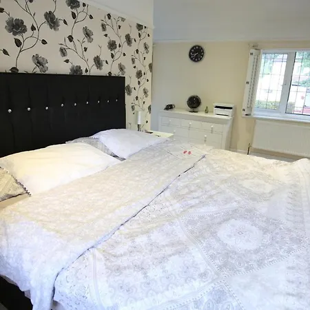 Private With Common Kitchen, Bathroom, Garden And Lounge In Surrey