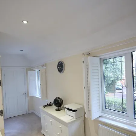 Homestay Private With Common Kitchen, Bathroom, Garden And Lounge In Surrey