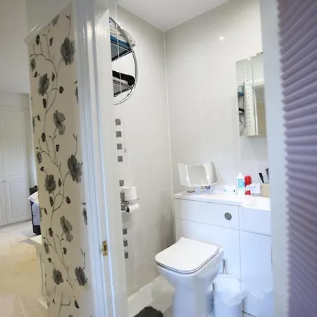 Homestay Private With Common Kitchen, Bathroom, Garden And Lounge In Surrey Purley